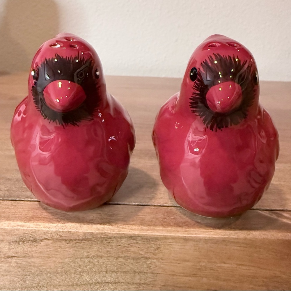 Ceramic cardinal salt and pepper shakers - Picture 2 of 11